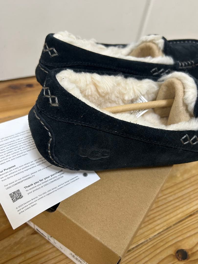 UGG Ansley ブラック モカシン