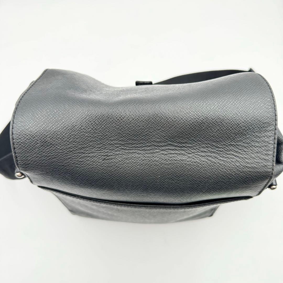 LOUIS VUITTON タイガ　メッセンジャーバッグ　ブラック　レザー