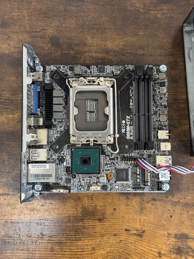 DeskMini B660 ベアボーンPC