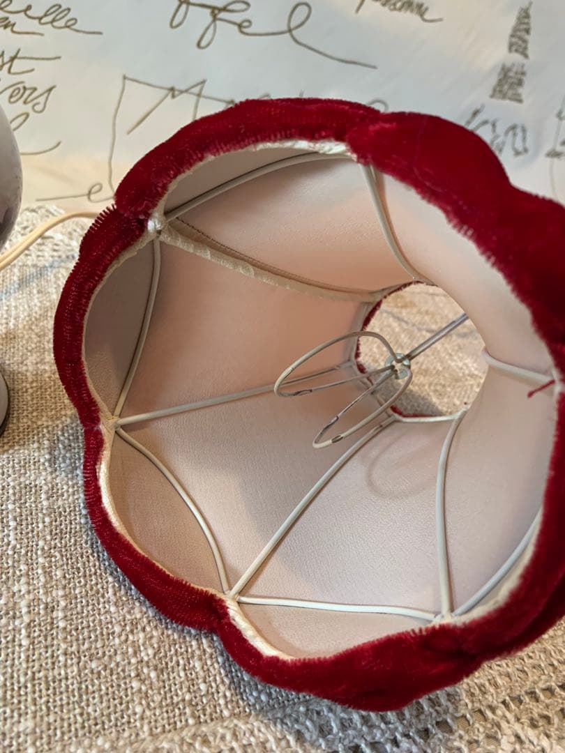 フランス製　アンティーク　スミレ柄の赤いシェードがプードルみたいな可愛いランプ！