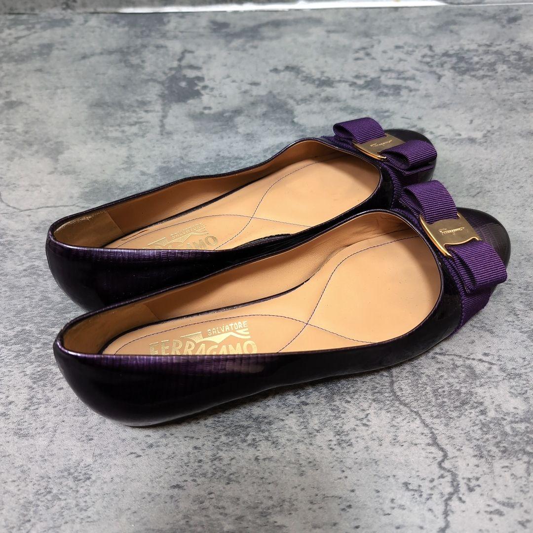 フェラガモ ヴァラ フラットシューズ 24cm 紫 パテント リザード型押し