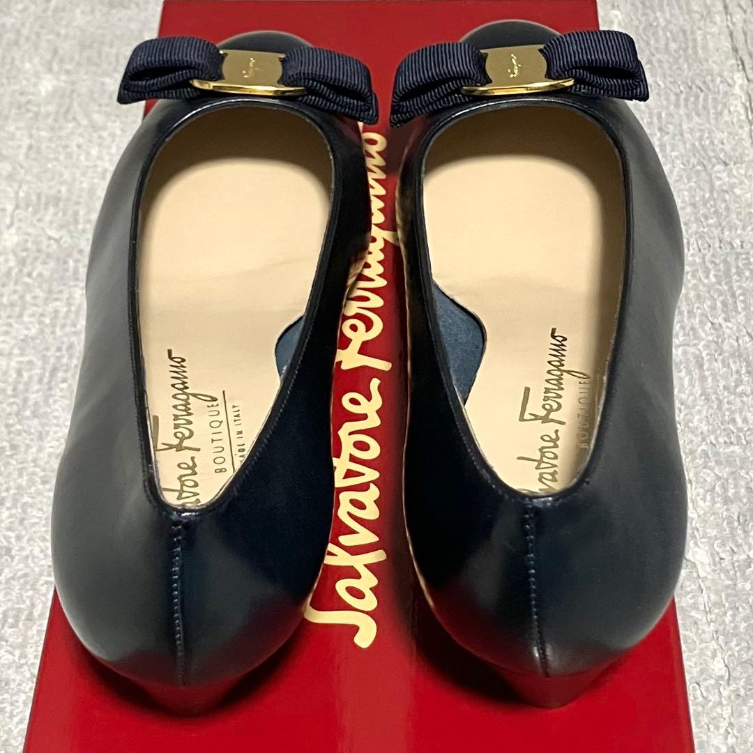 フェラガモ［パンプス］ヴァラ　ネイビー　レザー　ヒール　ゴールド　6C