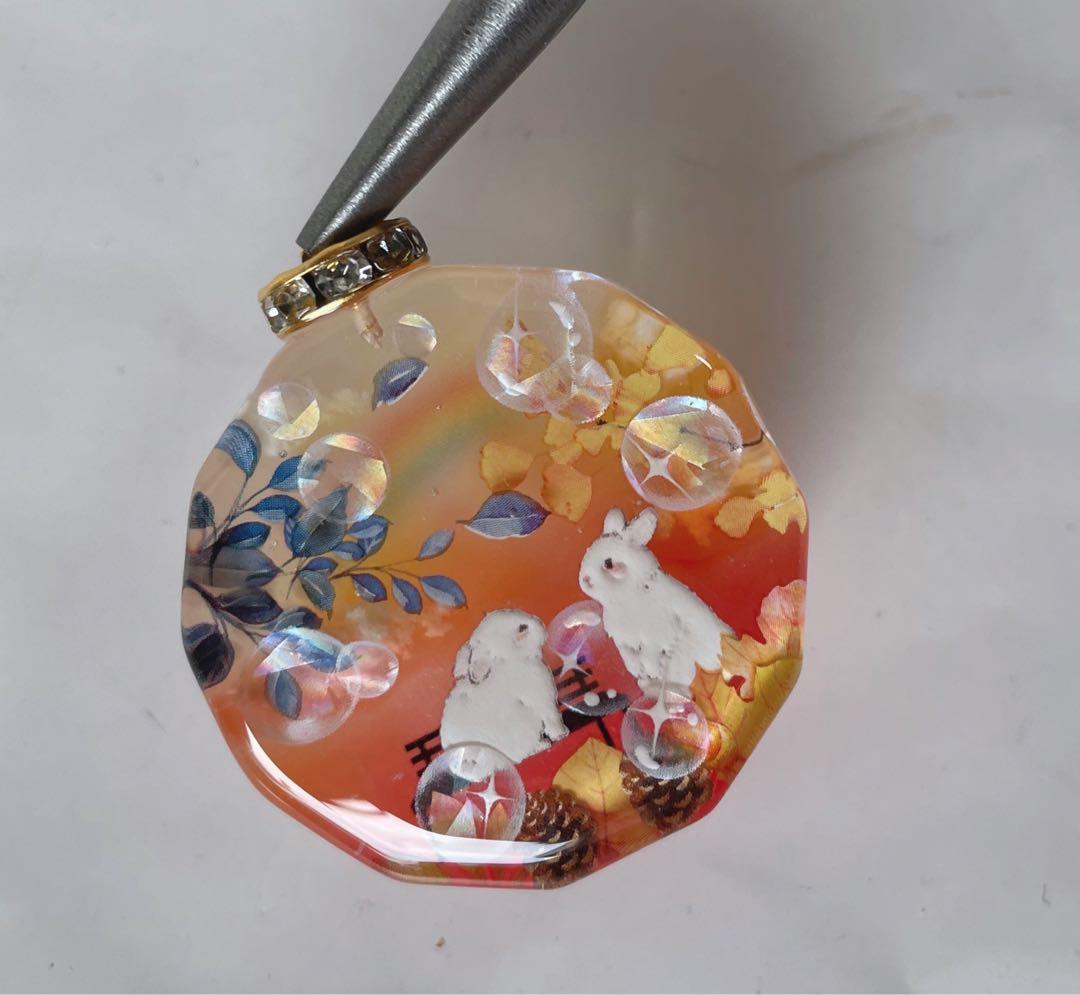 RUKURUKU/レジン/虹とうさぎ　銀杏　蓄光　オルゴナイトキーホルダー