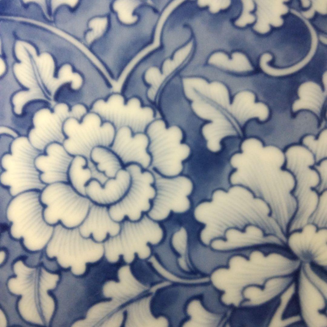 たちまるの青い花柄の陶磁器大皿