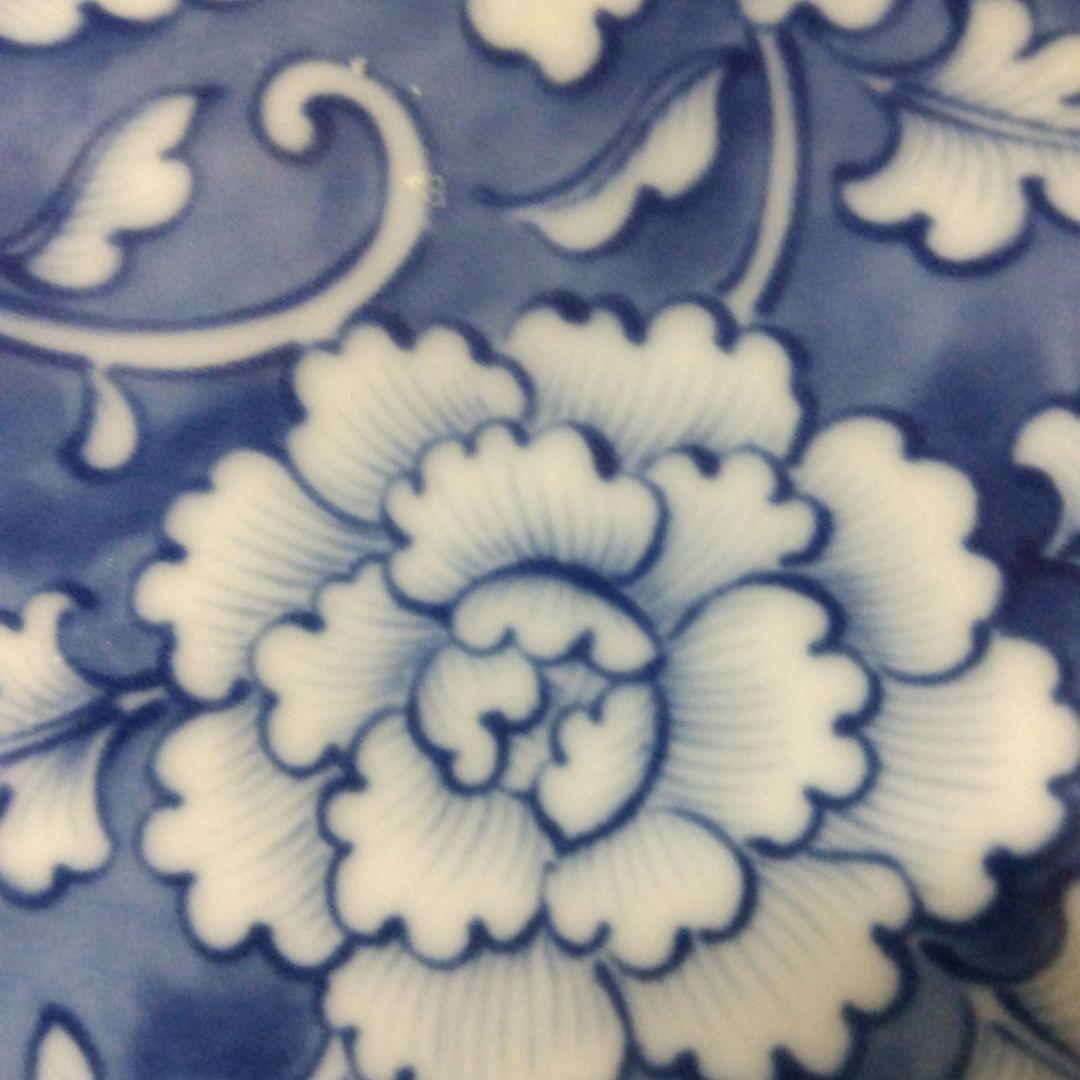 たちまるの青い花柄の陶磁器大皿