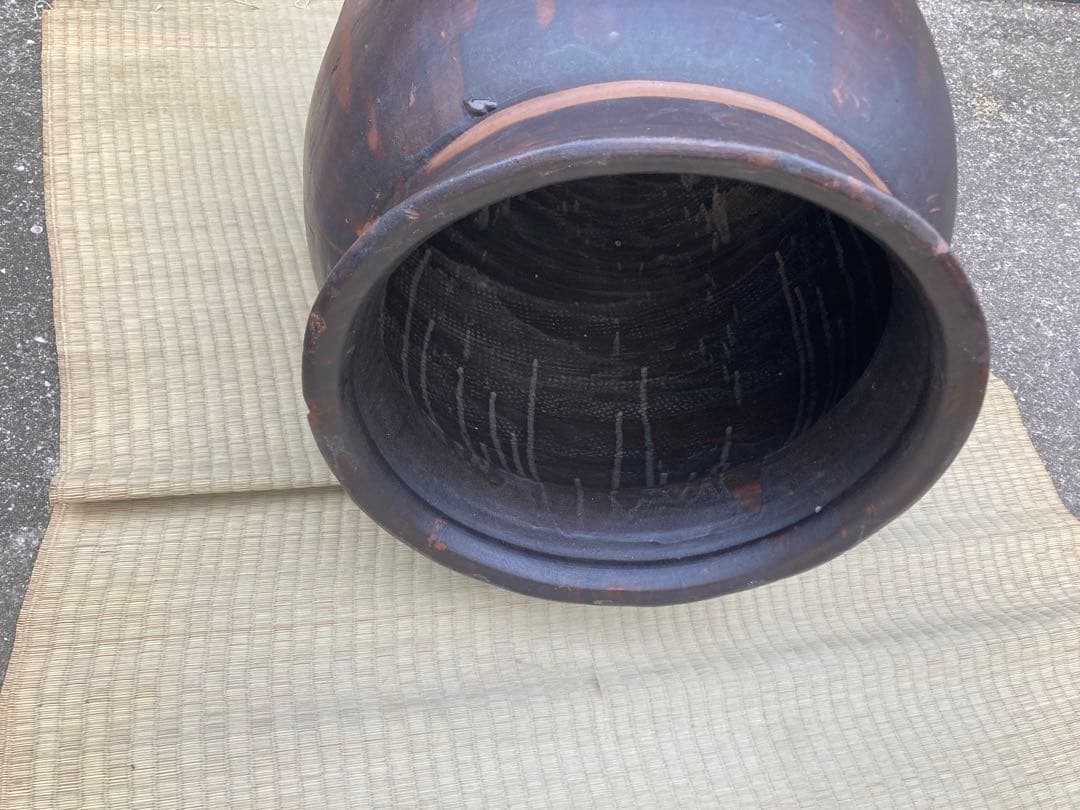 【古民具】大型 渋い黒釉 、ダークブラウン陶器の甕。 アンティークメダカ鉢。