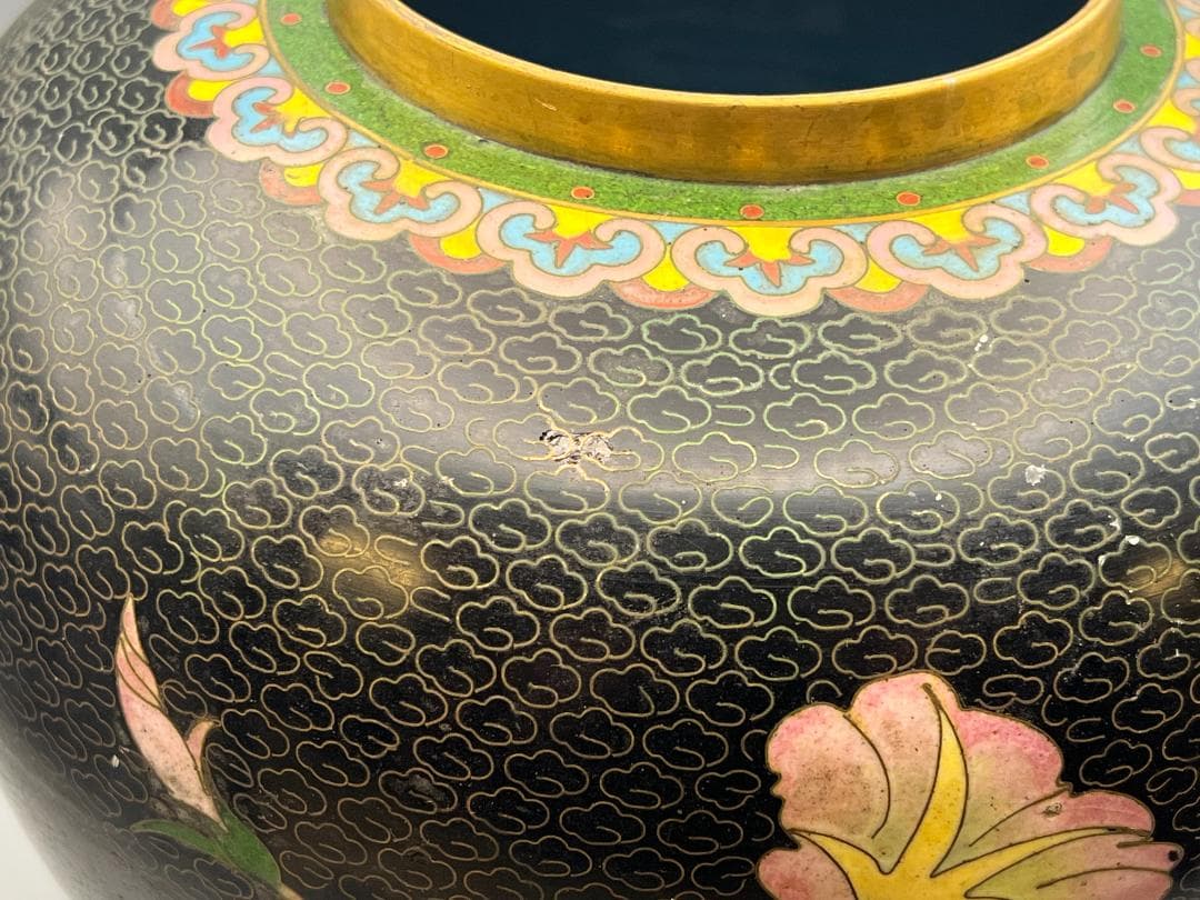 黒エナメル七宝焼き　真鍮製　大花瓶　花蝶図　重量約1996g　中国美術品