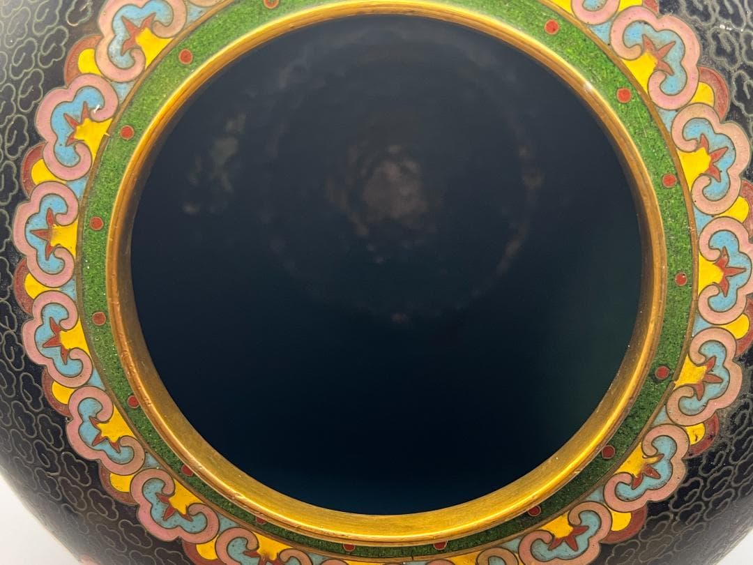 黒エナメル七宝焼き　真鍮製　大花瓶　花蝶図　重量約1996g　中国美術品