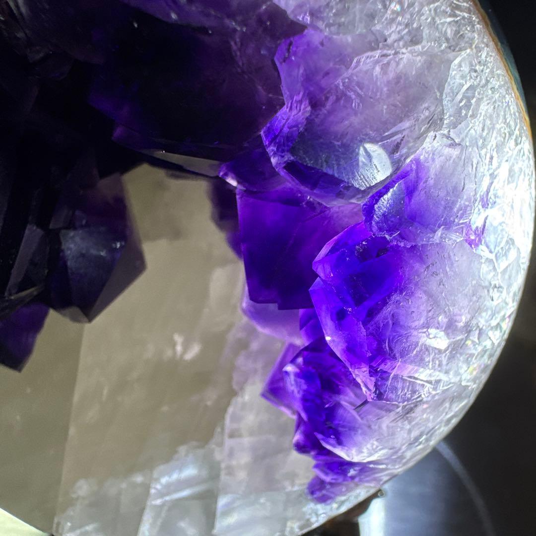 希少　極上品　カルサイト共生アメジストの笑い口　置物　丸玉　笑口　帝王紫