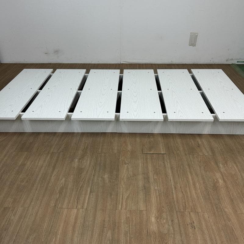 【新品】重厚感たっぷりの木製ベッドフレーム　セミダブル【OUTLET】