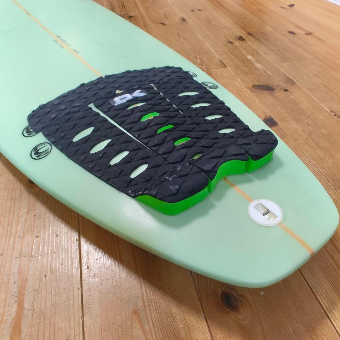 サーフボード　pressent ショートボード　オシャレなボード