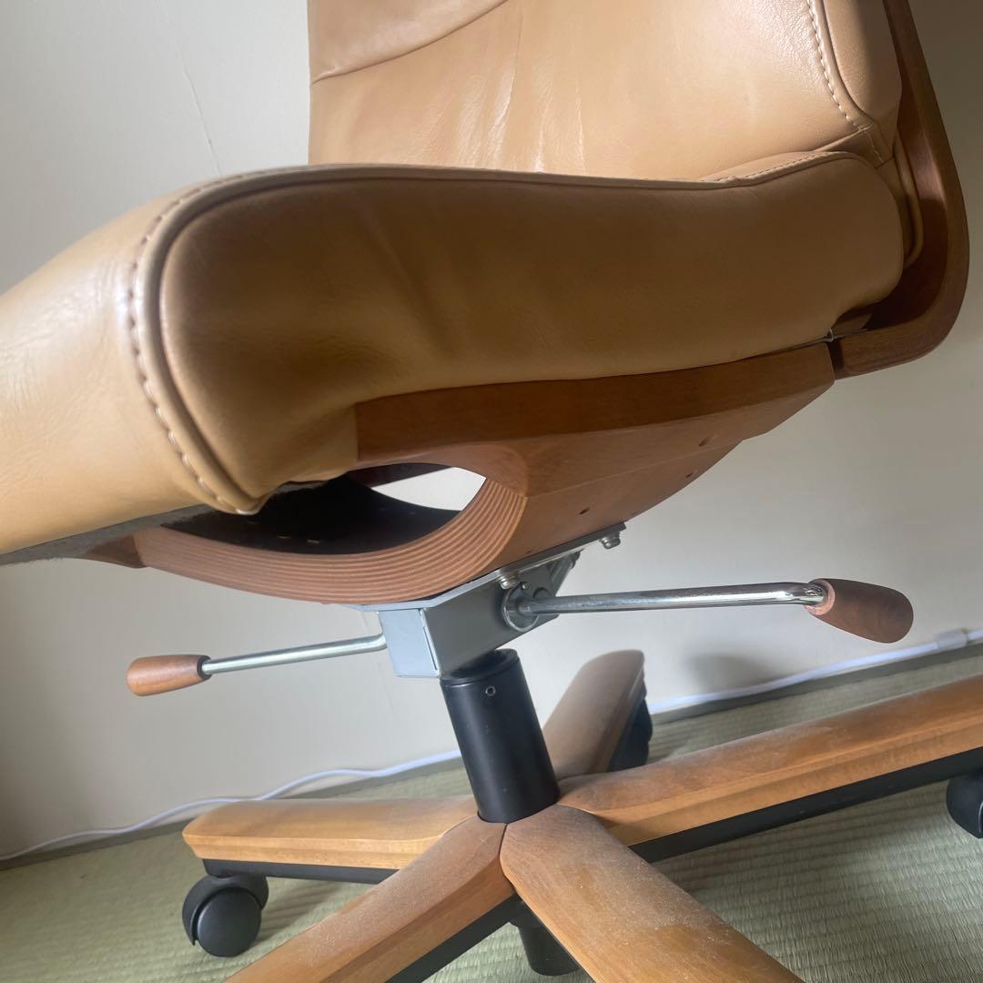 カリモク　本革張デスクチェア