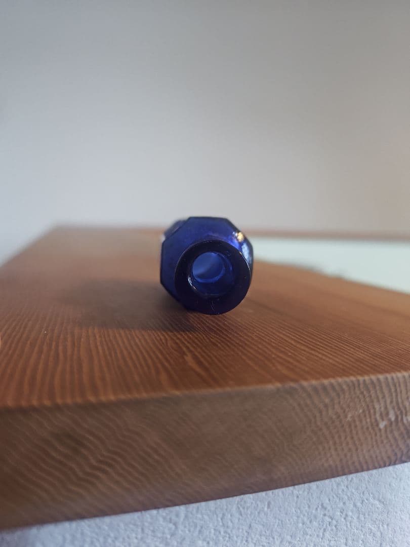 コバルトブルー 八角形ガラスボトル