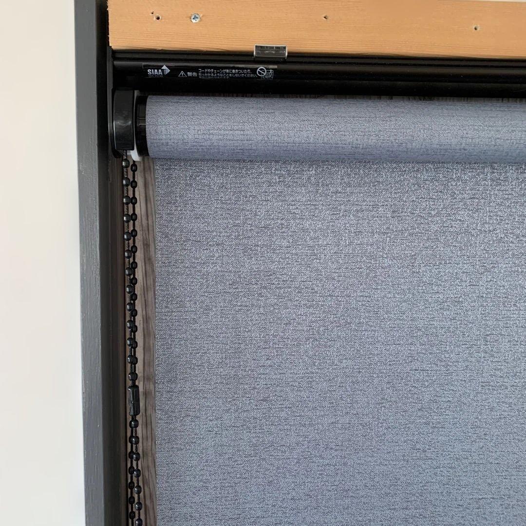 グレーの布地ロールスクリーン　タチカワ ブラインド