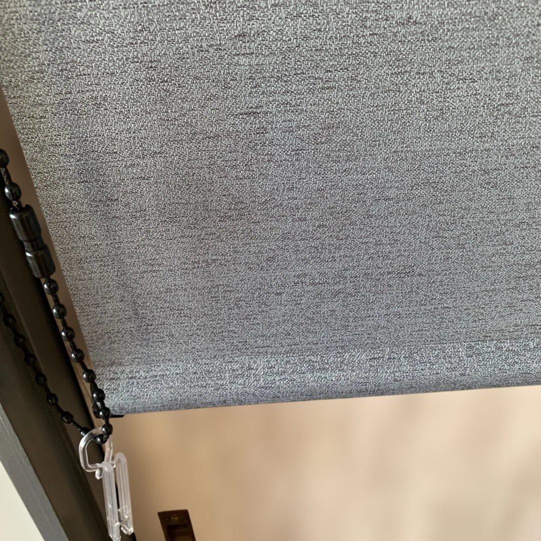 グレーの布地ロールスクリーン　タチカワ ブラインド