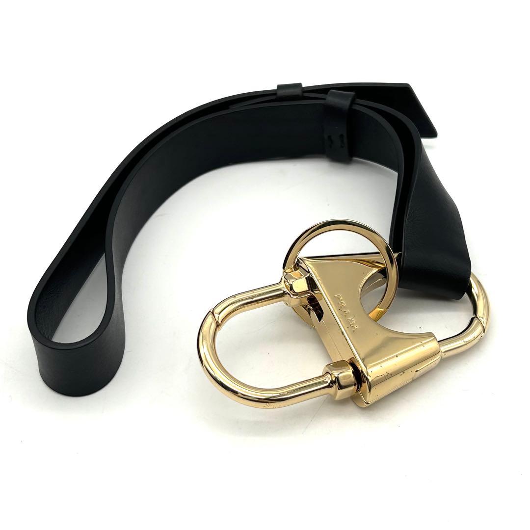 未使用 プラダ キーホルダー キーリング 黒 レザー ロゴ カラビナ1PP118