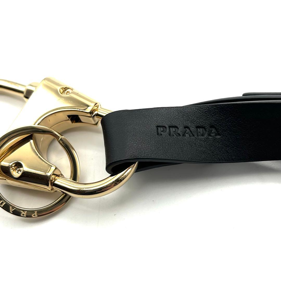 未使用 プラダ キーホルダー キーリング 黒 レザー ロゴ カラビナ1PP118