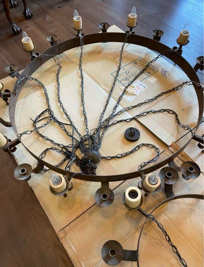 直径116cm アンティークのシャンデリア　イギリス製　特大サイズアイアン