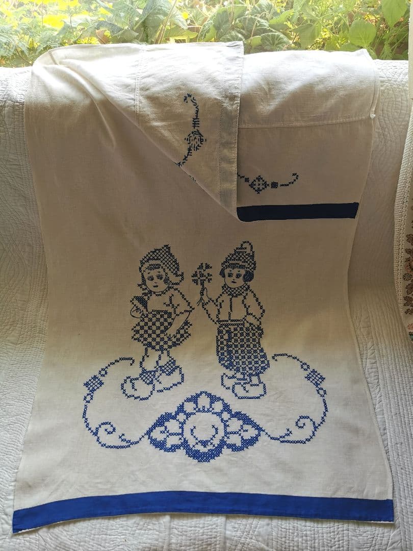 アンティーク オランダ 少女達の青糸刺繍リネン 縦長ドアカーテン 折返し幕パネル