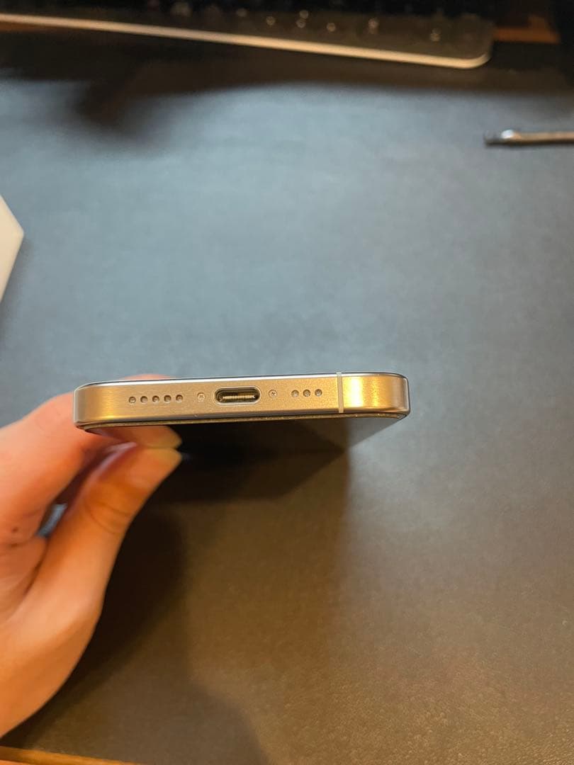 美品　Apple iPhone 15 Pro 1TB ホワイトチタニウム　本体