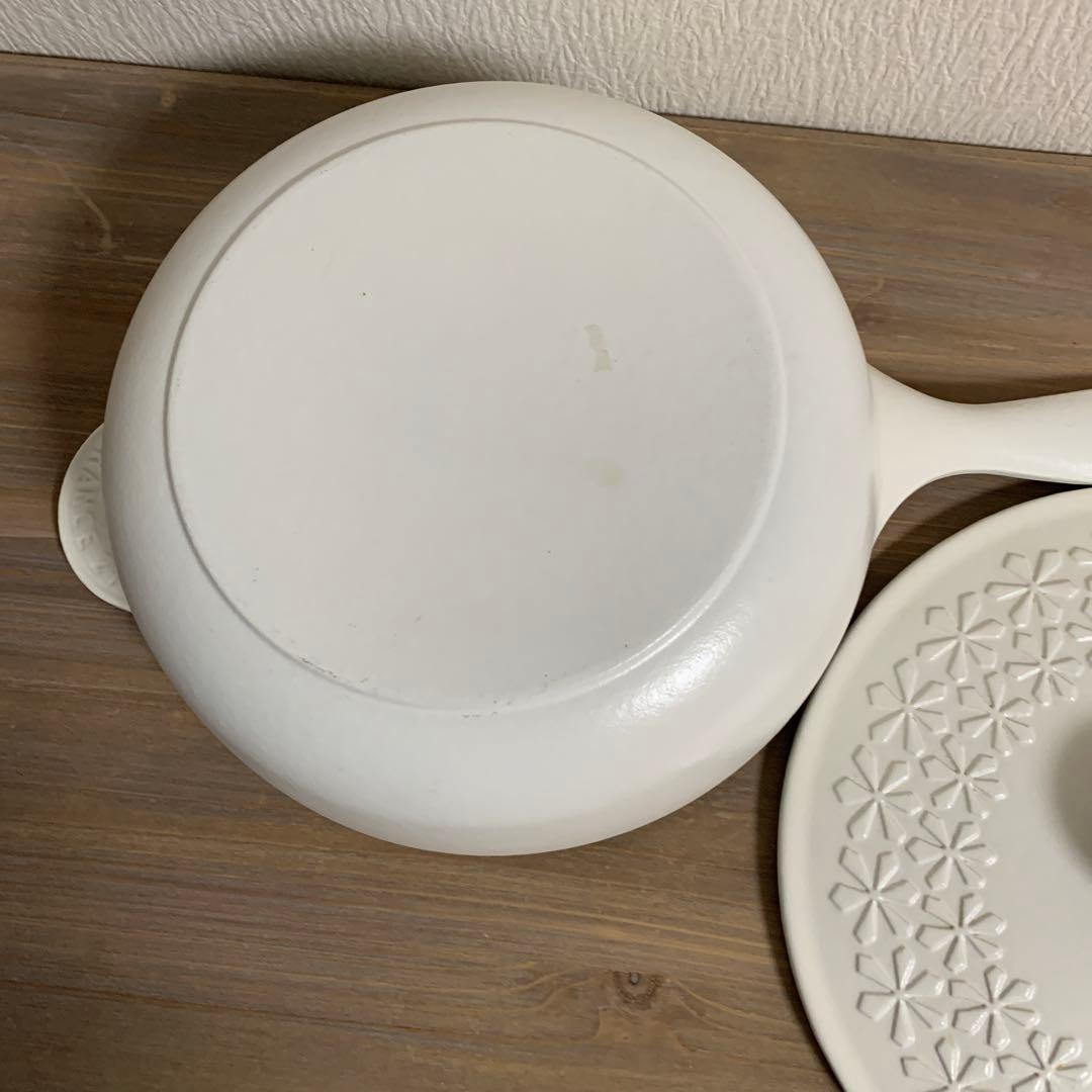 【限定レア】ル・クルーゼ　フラワーレリーフソーシエフライパン　片手鍋　蓋つきなべ