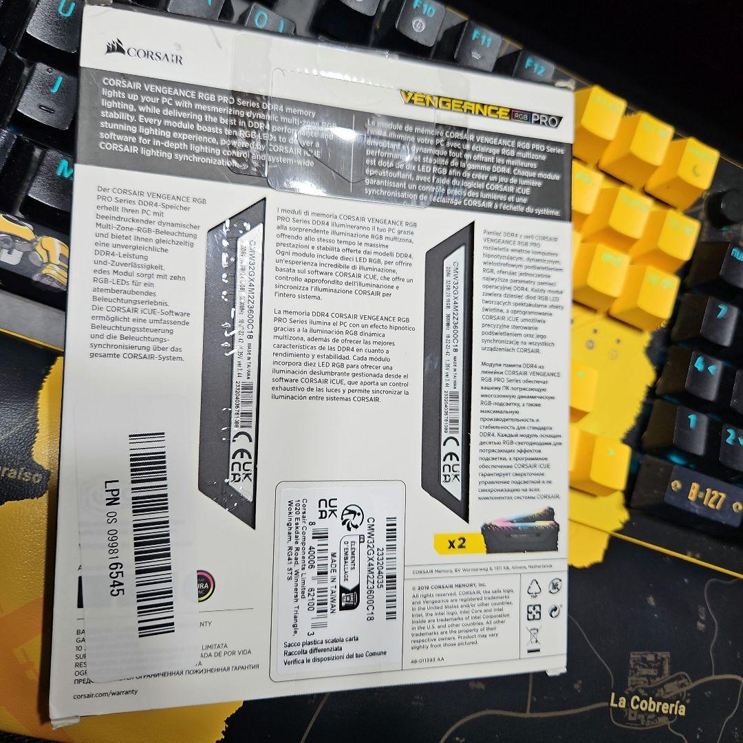 メモリー CORSAIR VENGEANCE RGB PRO DDR4 32GB