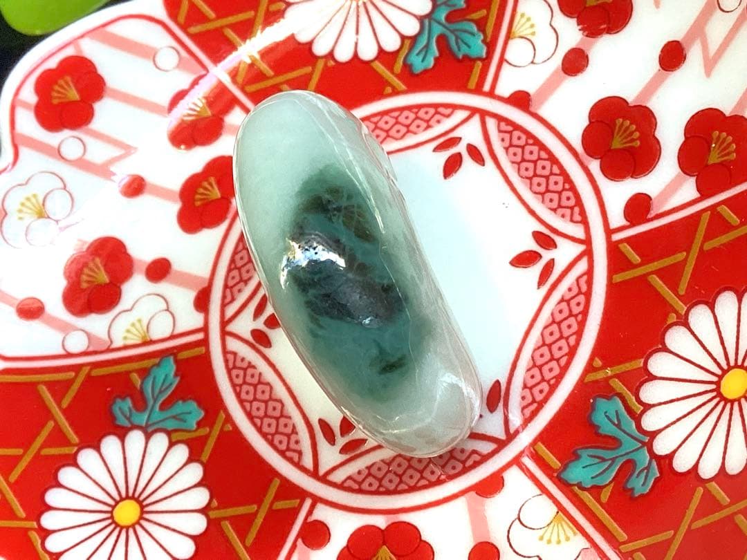 ✳味身絶品‼️高価糸魚川翡翠勾玉　微細な結晶に濃厚な緑　身近な御守りに　本物を‼️
