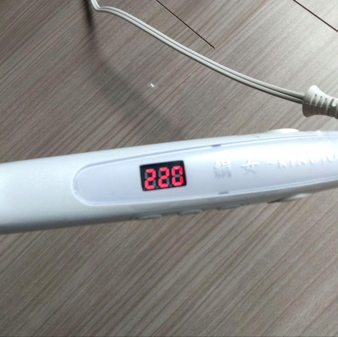 ほぼ未使用／KINUJO　絹女　ストレートヘアアイロン　ホワイト