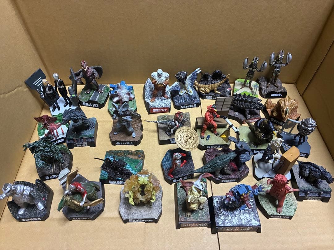 【まとめ売り】ウルトラ怪獣　怪獣名鑑(約70個)