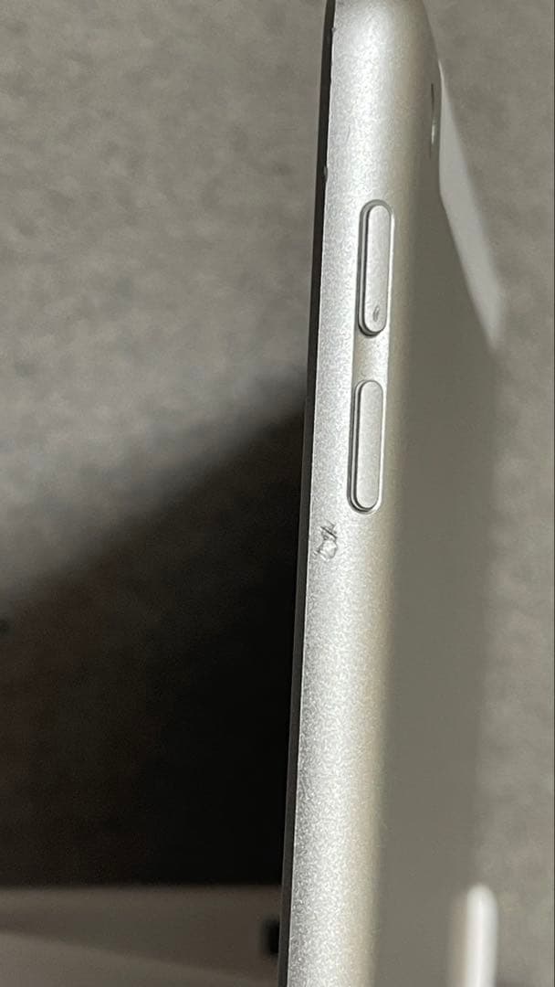 Apple iPad 第8世代 32GB セルラーモデルシルバー 本体