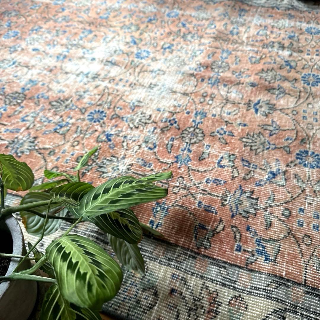 大判133×241ピンクベージュ　青い花　ボタニカル　トルコヴィンテージラグ