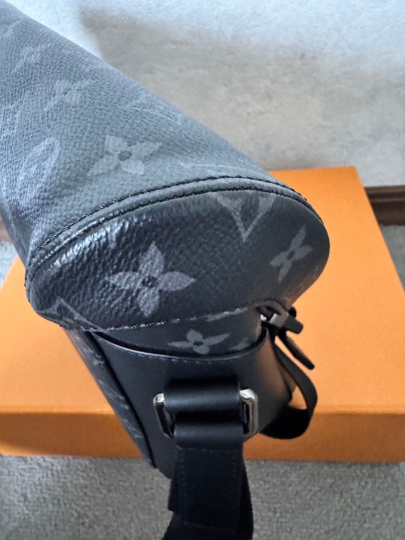 極美品 ルイヴィトン　メッセンジャーヴォワヤージュPM ブラック