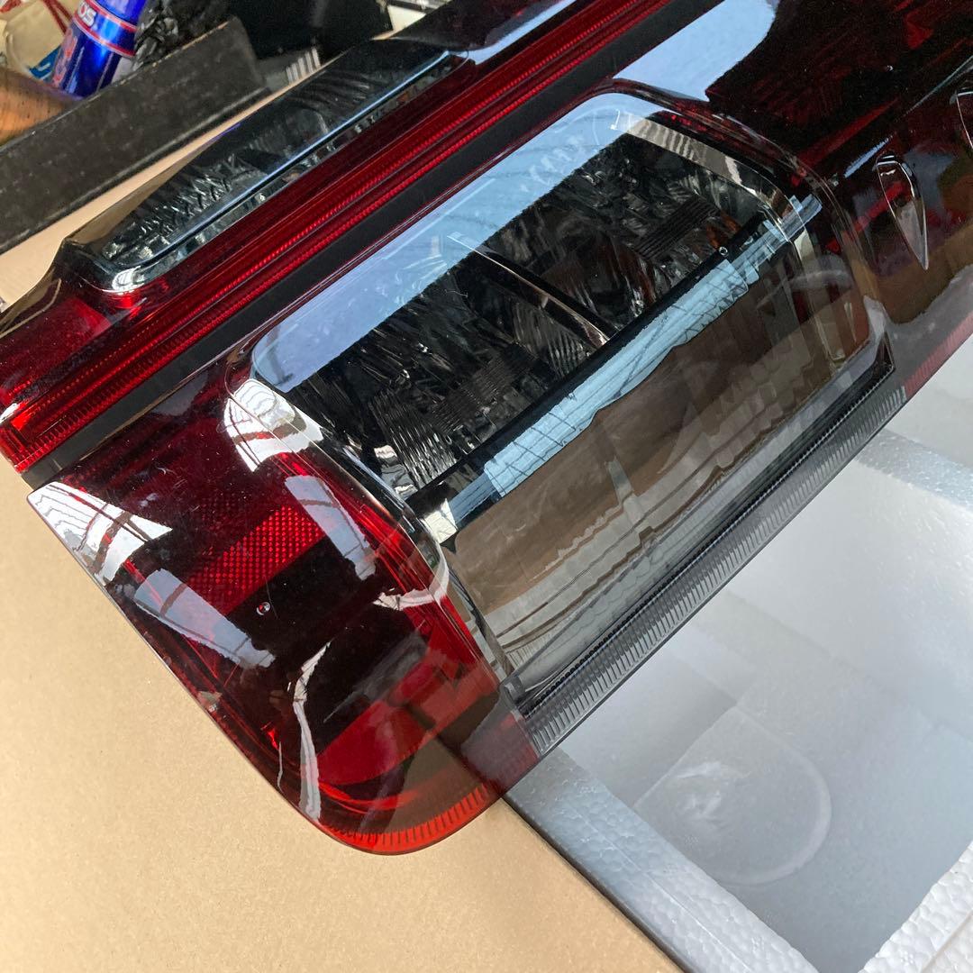 福之助　トヨタ　ハイエース　純正テールライト　ブラック塗装　比較的綺麗