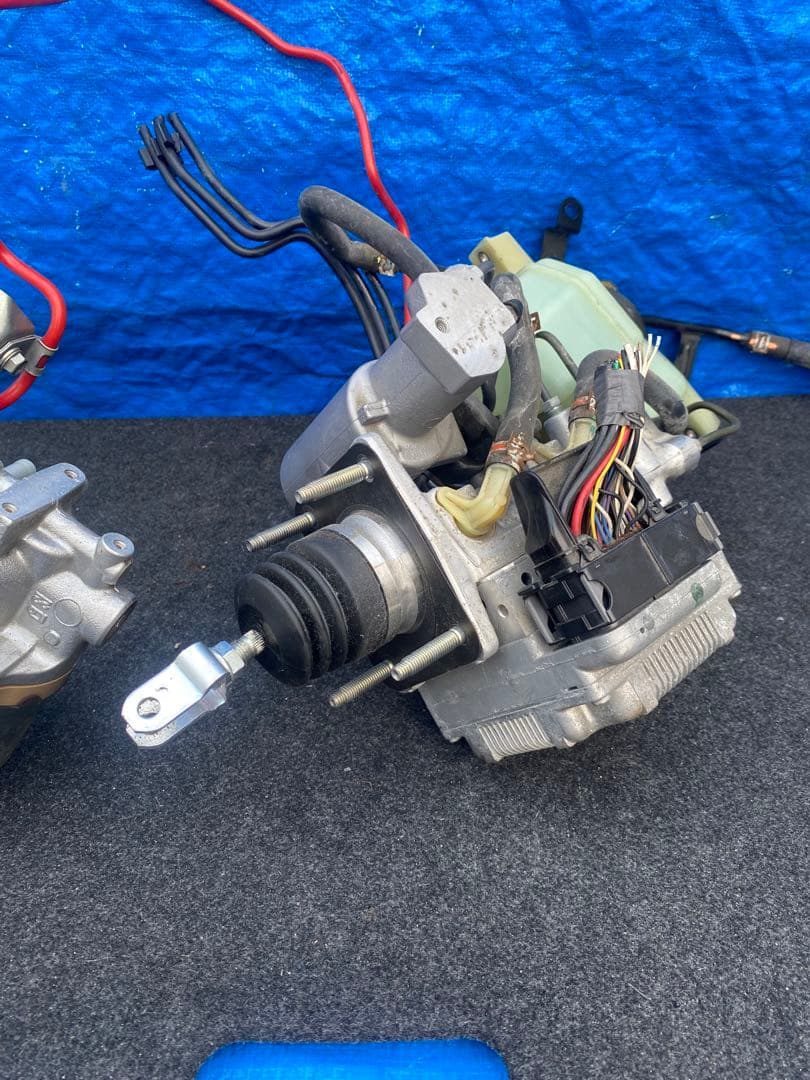 トヨタアクアDAA-NHP10. ABSアクチュエーター