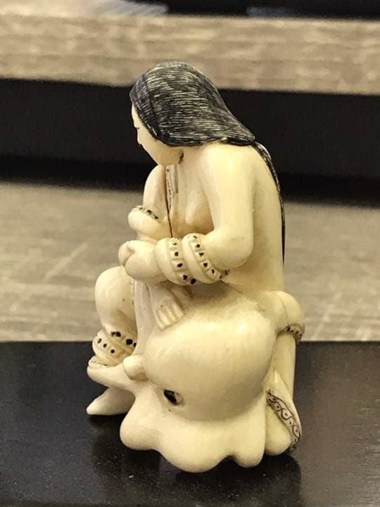 時代根付　在名吉川　蛸と海女　北斎漫画