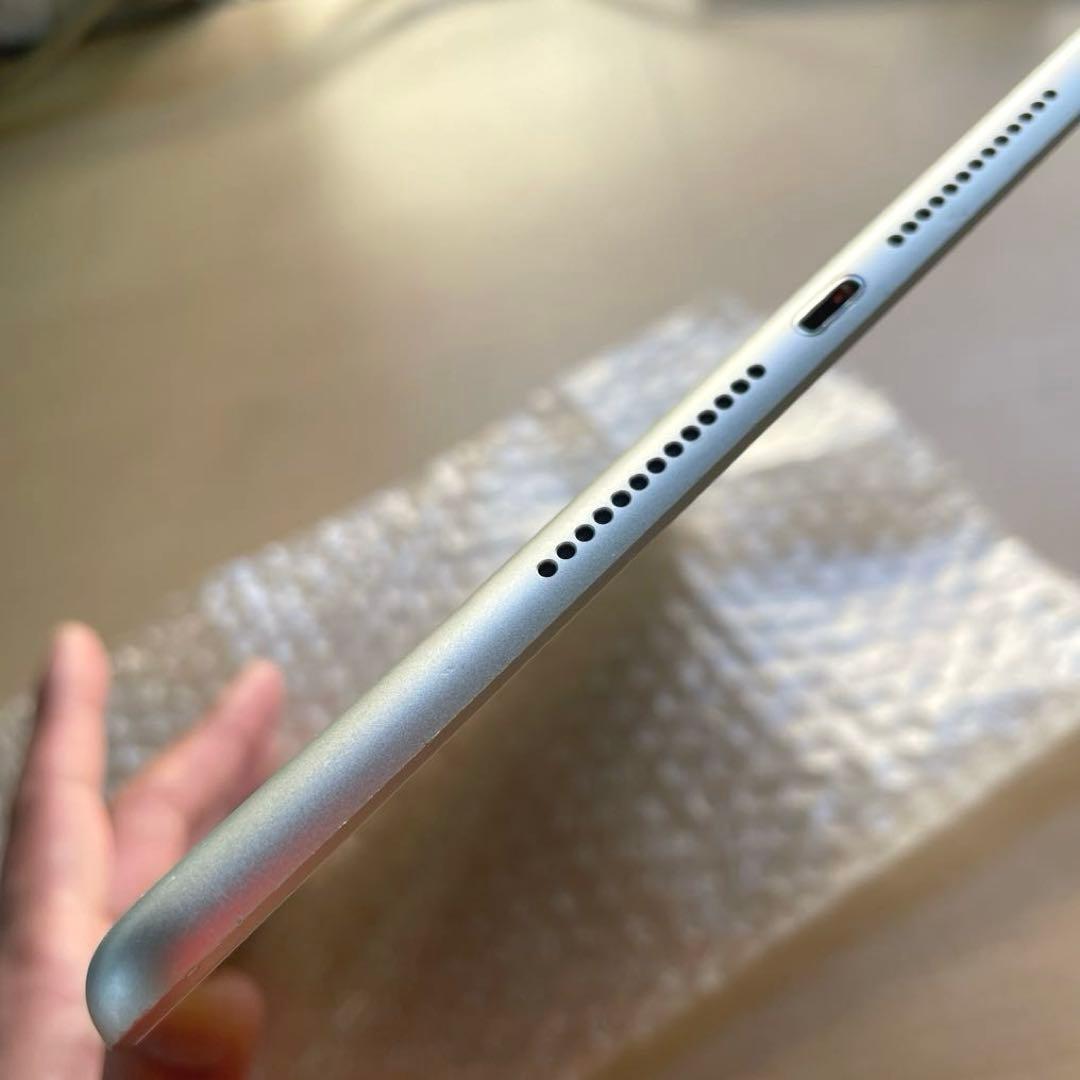 iPad 第5世代　A1823 Cellular シルバー　32GB 美品