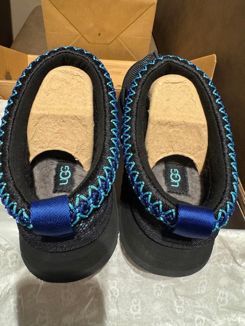 新品未使用☆箱・袋付きUGG ムートンブーツ ブラック/ブルー 編み込み