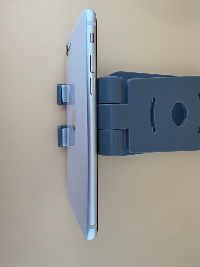 iphone SE 代3世代　64GB スターライト　バッテリー100%