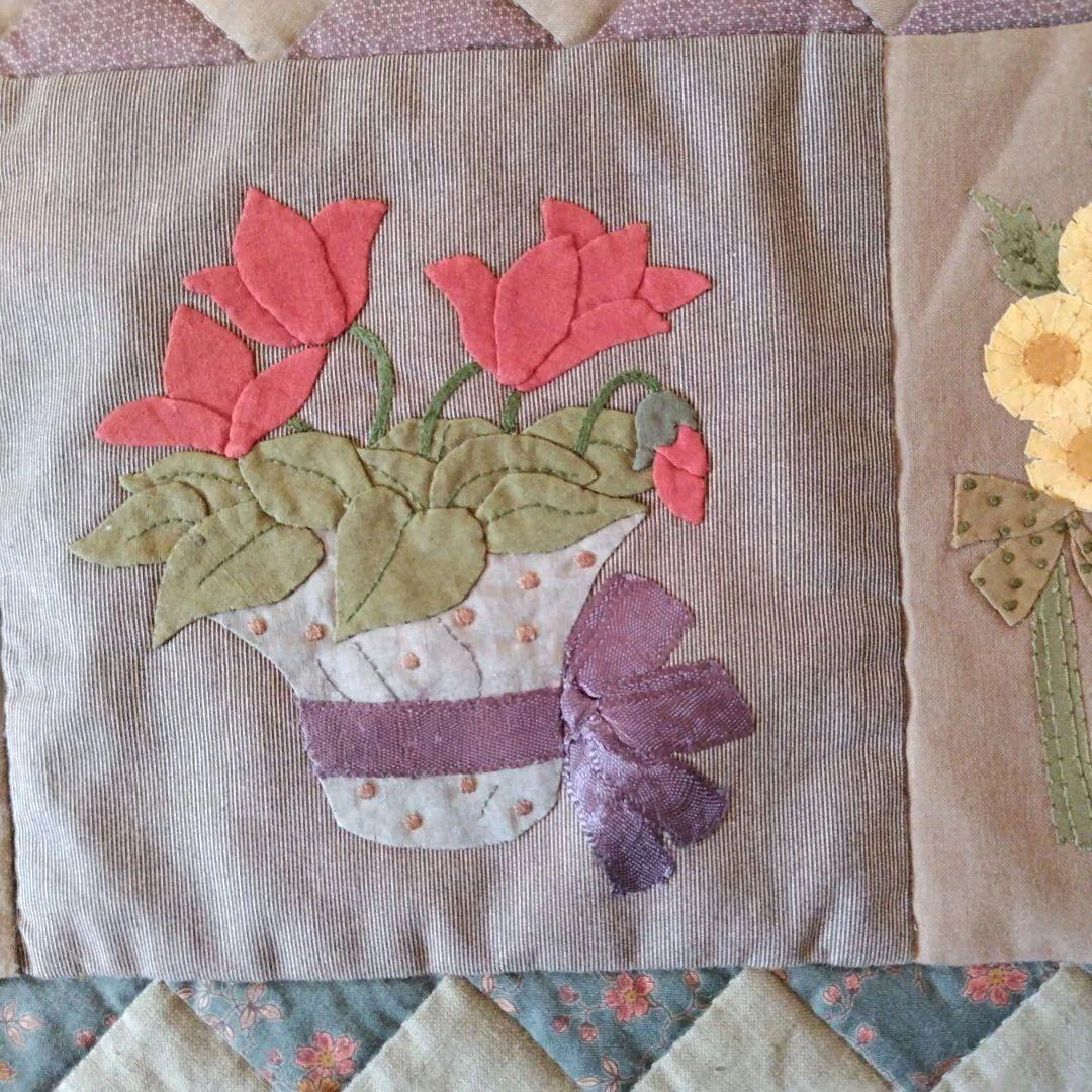 福ちゃん【花のタペストリー】　ハンドメイドアップリケ、刺繍 、パッチワーク