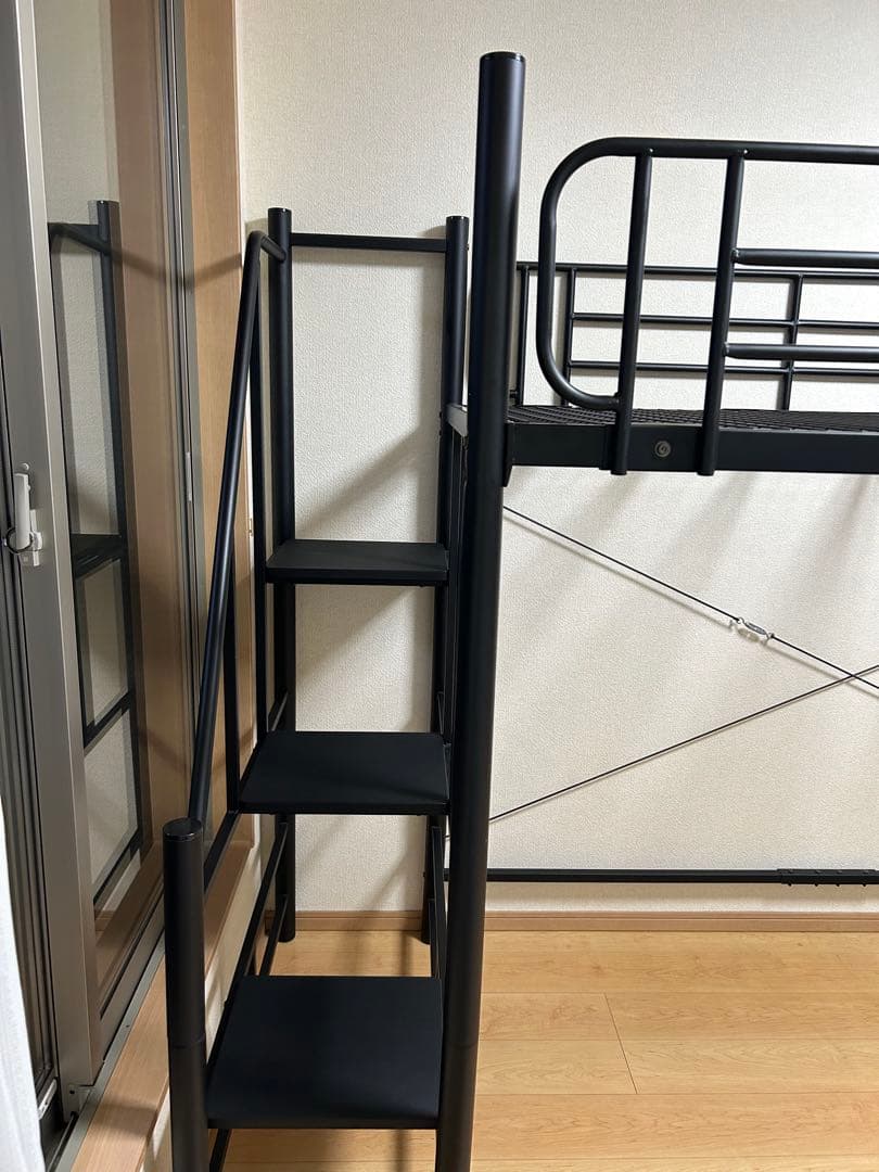 【おさる】黒のスチール製ロフトベッド／デスク下収納・はしご階段付き