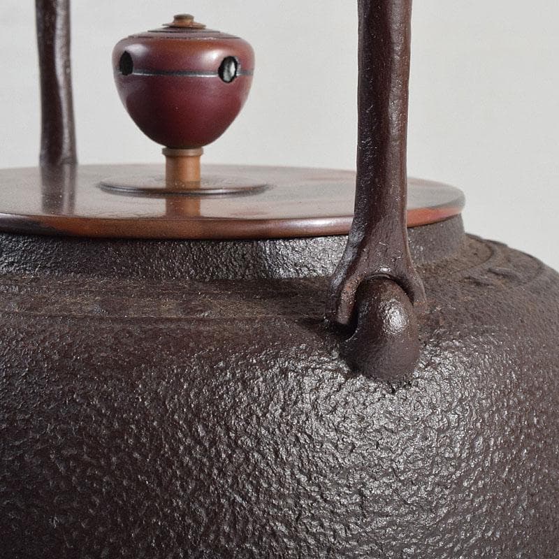 釜師　菊地政光作　万代屋　斑紫銅蓋　鋲打文　鉄瓶　鉄釜　共箱　D　R9420B