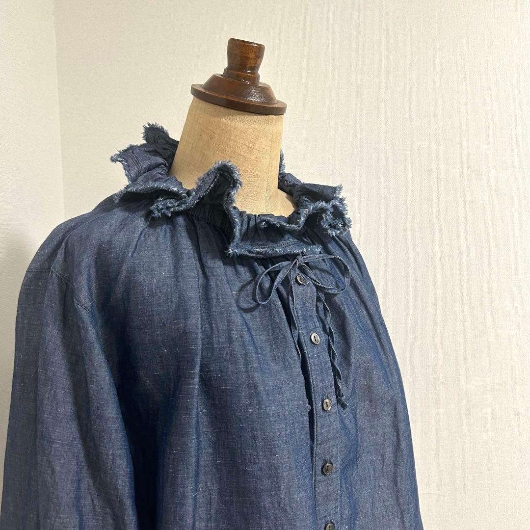 ネストローブ　コットンリネンダンガリーフリルシャツ