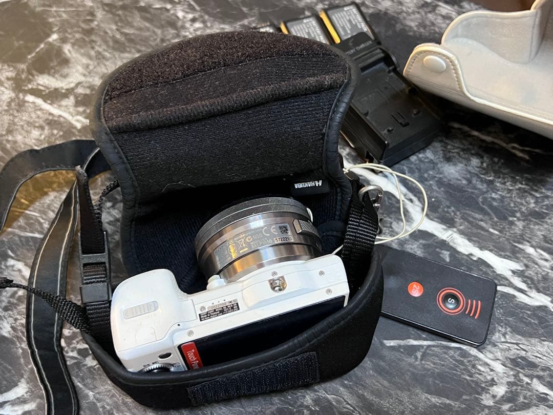 SONY NEX-5Rホワイト 一眼レフカメラ　バッテリー×4　自撮りスイッチ等