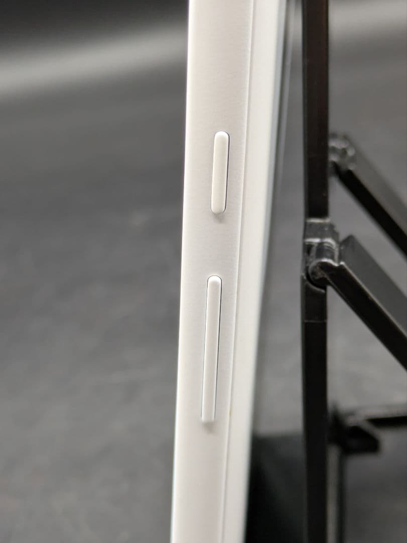 docomo F-51B スマートフォン本体 ホワイト