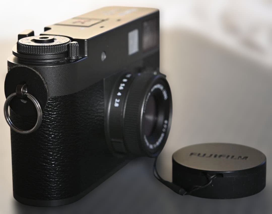X half（FUJIFILM X-HF1）のチャコールシルバー