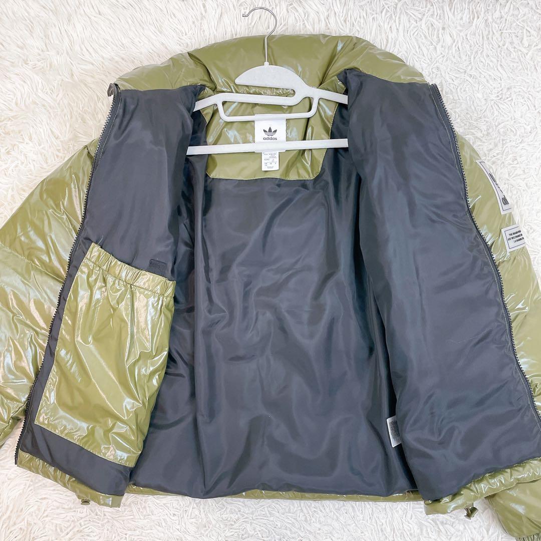 新品✨タグ付き アディダス 光沢エナメル調ダウンジャケット オリーブグリーン