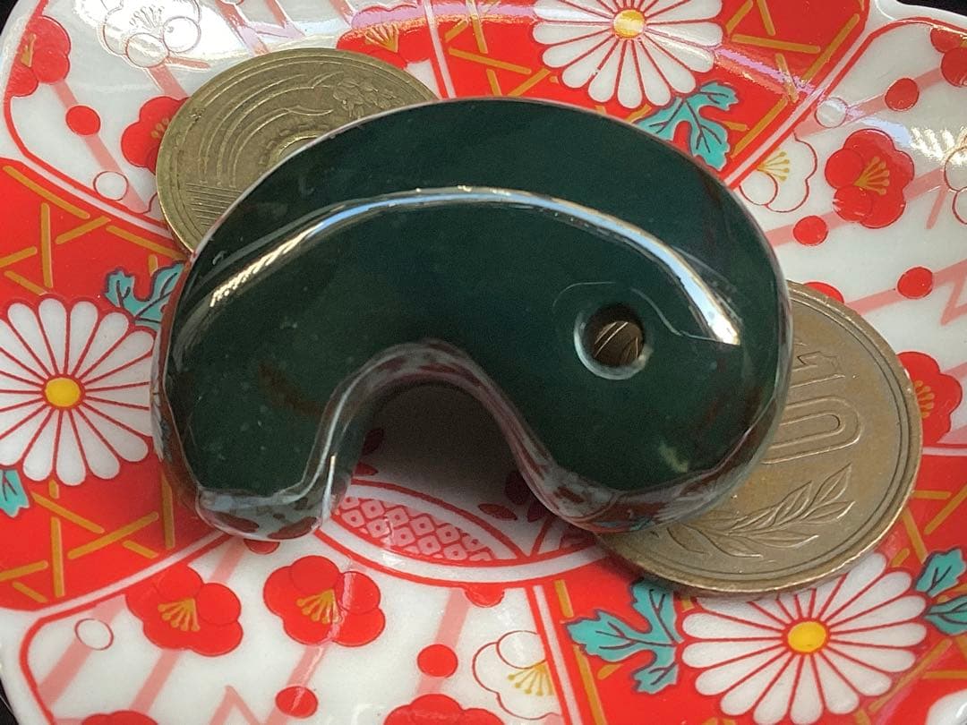 ✳【碧玉】と言える濃厚青緑色の出雲石勾玉　浮き草文様*斑点入り15万円はします