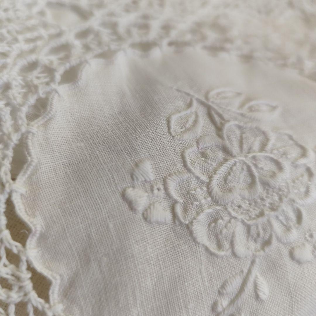 白糸手刺繍　リネンの円形パネル　花刺繍　手編みレース　マルチカバー