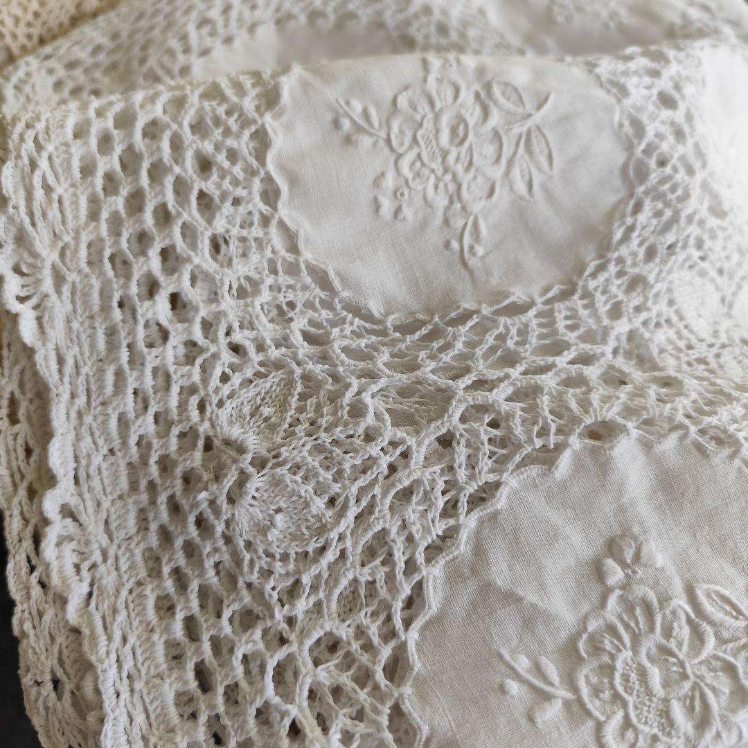 白糸手刺繍　リネンの円形パネル　花刺繍　手編みレース　マルチカバー