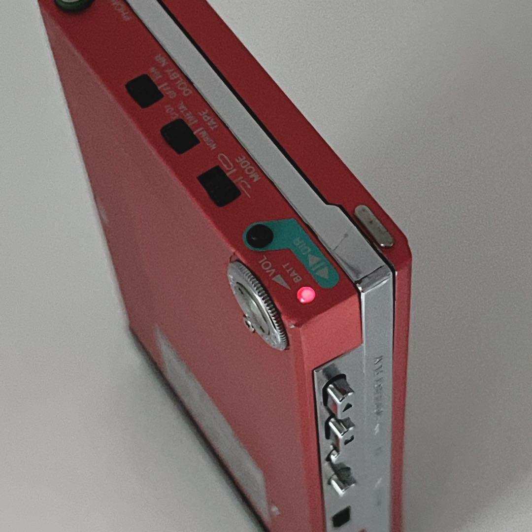 【美品・動作品】 SONY WM-102 カセットウォークマン 音出しOK 赤色